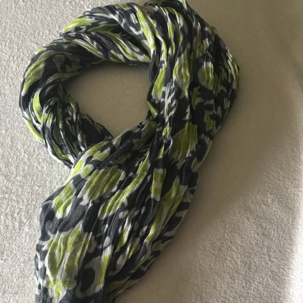 Long scarf with fringe detail